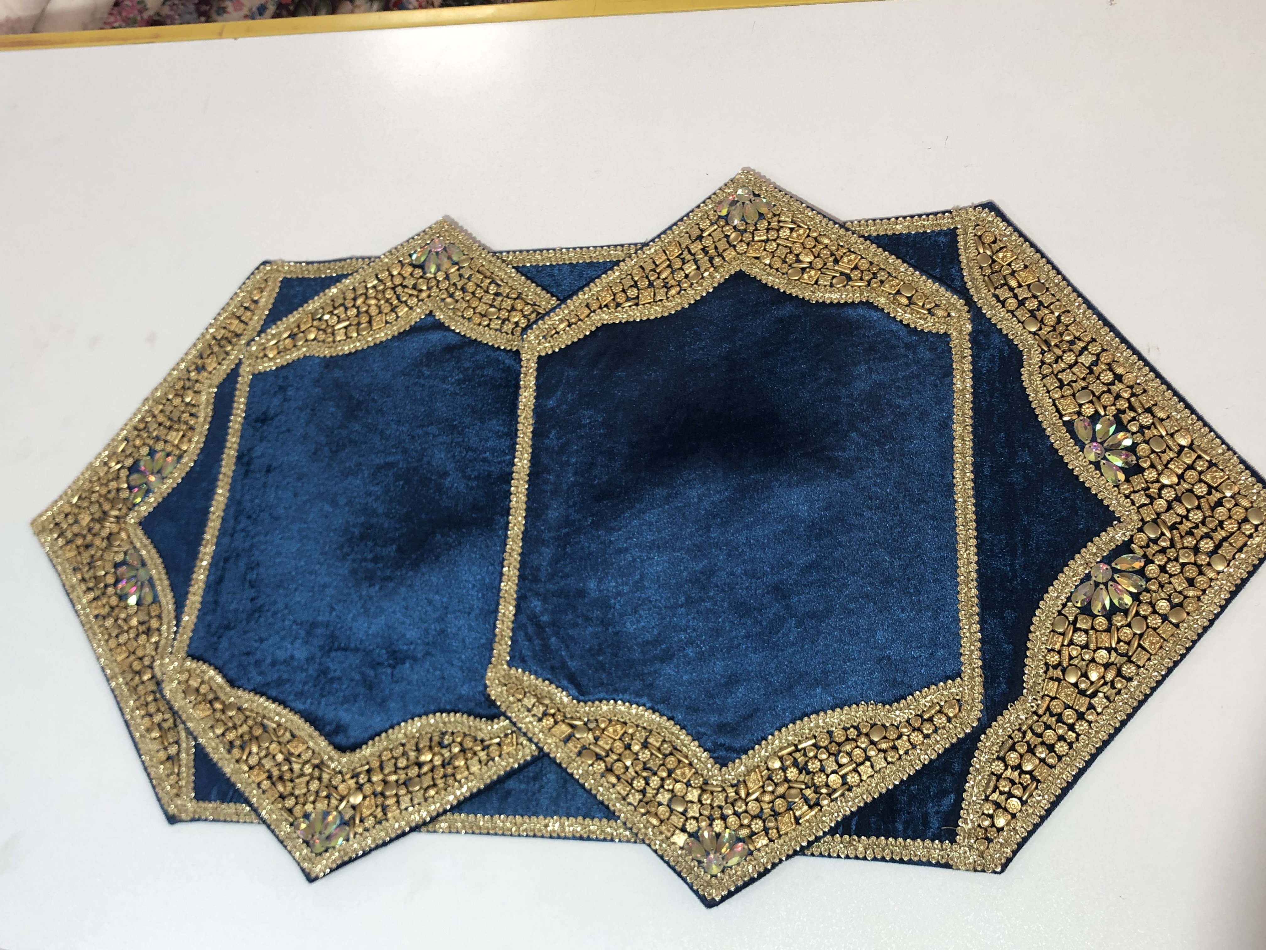 رومیزی جلو مبلی سنگ دوزی مخمل سرمه ای روشن