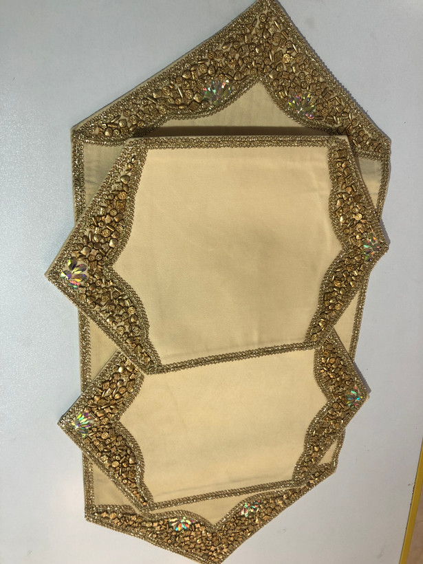 رومیزی جلومبلی مخمل سنگدوزی کرم