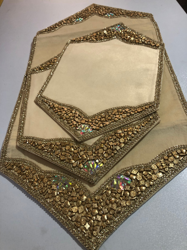 رومیزی جلومبلی مخمل سنگدوزی کرم